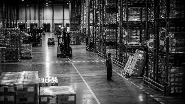 Conversation with employees on the warehouse shop floor